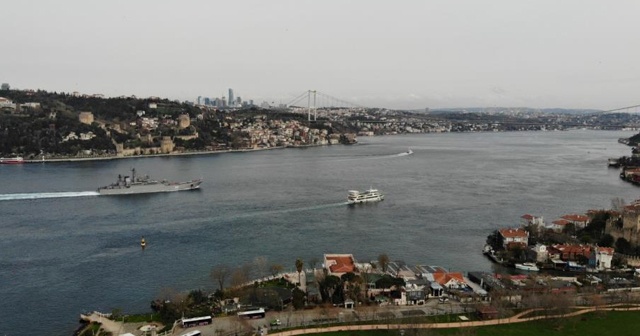 Rus savaş gemileri İstanbul Boğazı’ndan geçti