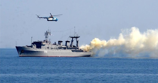 Rus savaş gemileri Karadeniz&#039;de tatbikata başladı