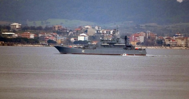 Rus savaş gemisi &#039;Novocherkassk&#039; Çanakkale Boğazı’ndan geçti