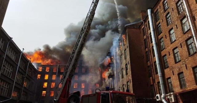 Rusya&#039;da tarihi fabrikada yangın: 1 itfaiyeci öldü