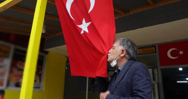Şehit babası Türk bayrağını öpüp güvenlik güçlerine dua etti