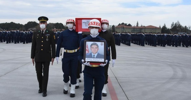 Şehit Türk Yıldızları pilotunun cenazesi memleketine uğurlandı