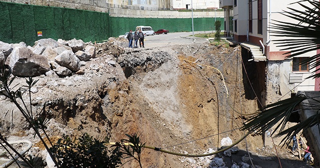 Sitenin yolu çöktü, mahalleli korku dolu anlar yaşadı