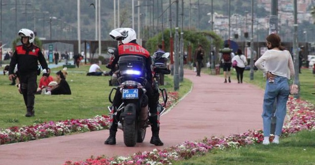 Sokakları terk etmek için polis uyarısını beklediler