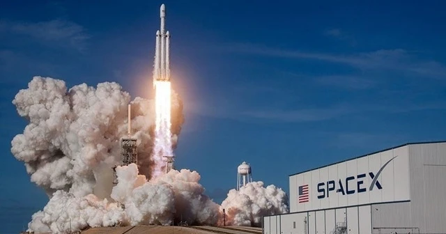 SpaceX 4 astronotu taşıyan mekiği uzaya fırlattı