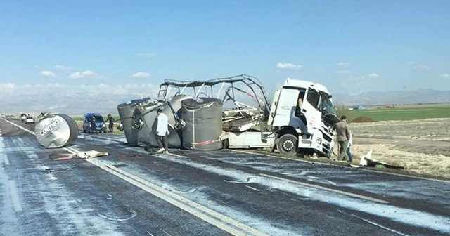 Süt tankeri kaza yaptı, tonlarca süt yola döküldü