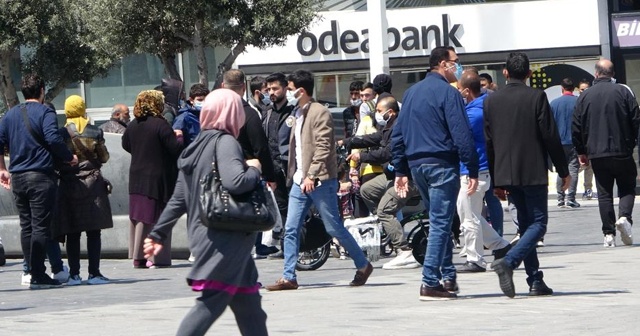 Taksim&#039;de turistler ile satıcılar arasında tekmeli yumruklu kavga