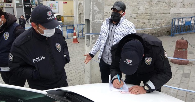 Taksim’e turist gibi gelen iki göçmene ceza