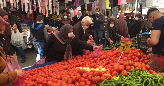 Tam kapanma öncesi semt pazarlarında sosyal mesafe unutuldu