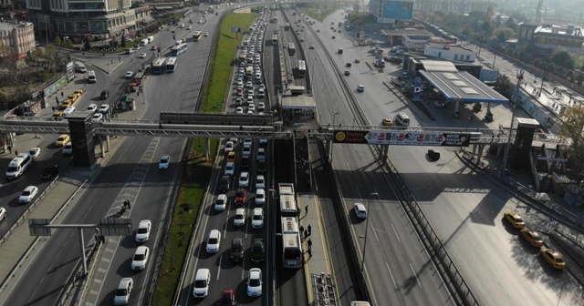 Tam kapanmanın ilk gününde trafik felç!