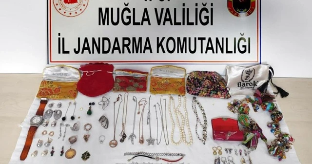 Temizlik için geldiği evi soydu