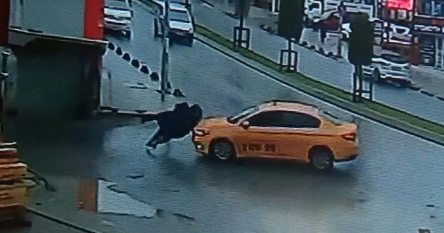 Ticari taksinin iki kıza çarptığı feci anlar kamerada