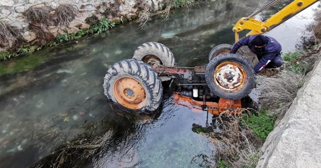 Traktör sürücüsüyle nehre düştü