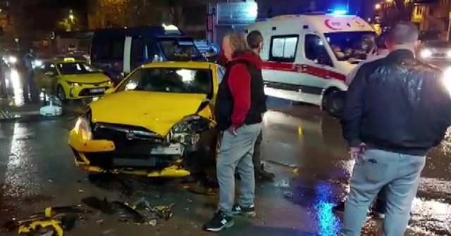 Ümraniye’de minibüs ile ticari taksi çarpıştı: 1 yaralı