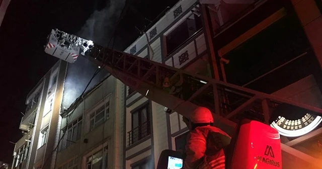 Yanan binadan bavul ve çantalarını alarak indiler