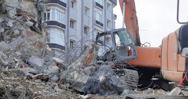 Yıkımda kepçenin üzerine beton blok düştü