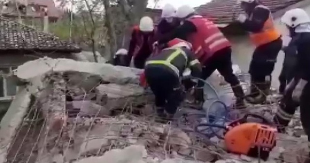 Yıkmaya çalıştığı duvarın altında kalan işçi yaralandı