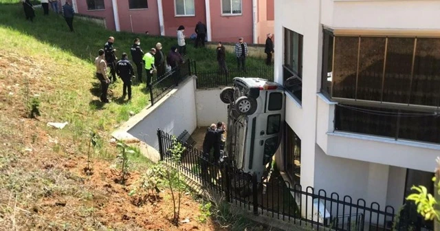 Yoldan çıkan araç apartman boşluğuna düştü