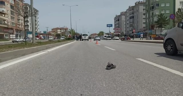 Yolun karşısına geçmeye çalışan şahsa minibüs çarptı