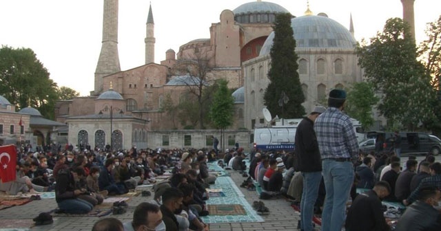 87 yıl sonra bir ilk: Ayasofya Camii&#039;nde bayram namazı