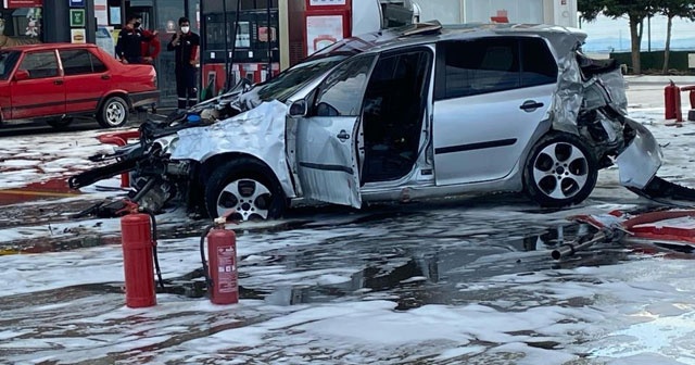 Arnavutköy&#039;de feci kaza! Hakimiyetini kaybeden araç akaryakıt istasyonuna daldı