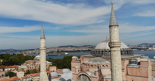 Ayasofya Camii’ne ilk mahya asıldı