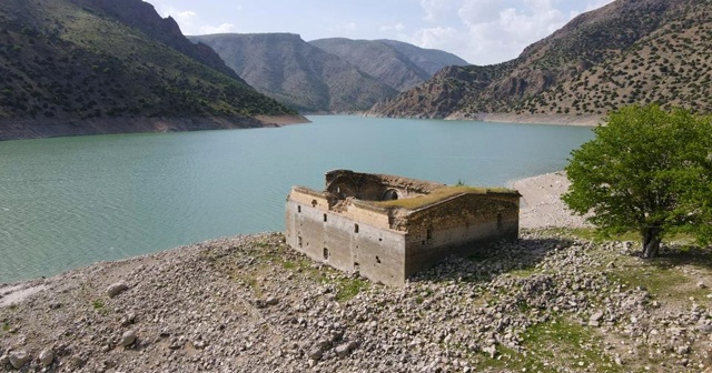 Baraj suyu çekildi, tarihi kilise ortaya çıktı