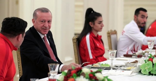 Cumhurbaşkanı Erdoğan, şampiyonlarla iftar yaptı!