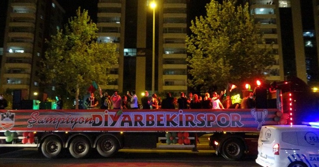 Diyarbekirspor, şampiyonluğu şehir turu ile kutladı