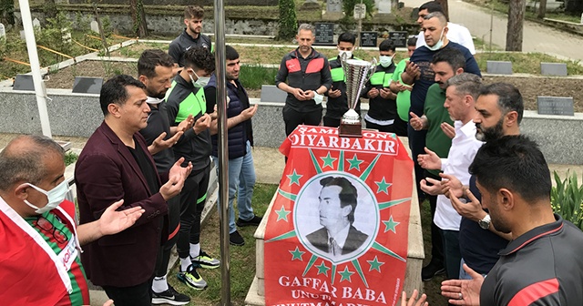 Diyarbekirsporlu futbolcular, şampiyonluk kupasıyla Gaffar Okkan&#039;ın kabrini ziyaret etti