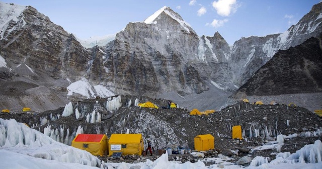 Dünyanın en yüksek noktası Everest&#039;te korona virüs yayılıyor