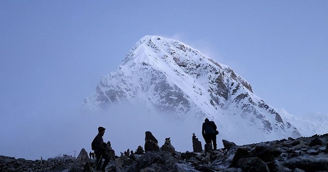 Everest Dağı&#039;na tırmanan 2 dağcıdan acı haber