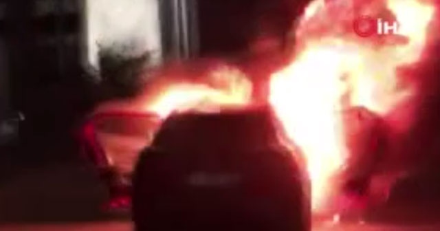 Filistinlilere yönelik saldırıları protesto için arabasını yaktı