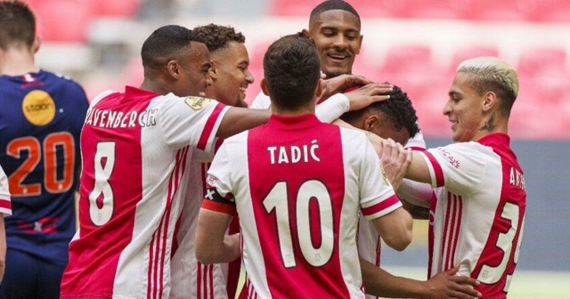 Hollanda liginde Emmen&#039;i 4-0 yenen Ajax şampiyon oldu