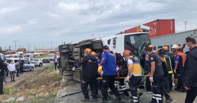 İşçi servisi yan yattı: 1 ölü, 20 yaralı