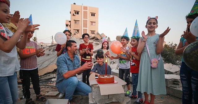 Oğlunun doğum gününü yıkılan evininin enkazı üstünde kutladı
