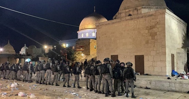 İsrail polisinden bir kez daha Mescid-i Aksa’da Filistinlilere saldırı