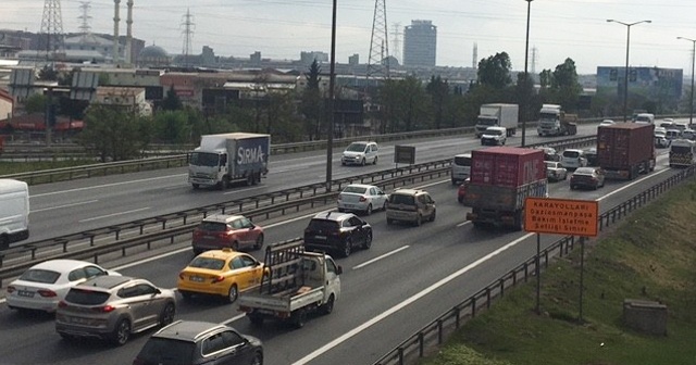 İstanbul&#039;da tam kapanmaya rağmen trafik yoğun