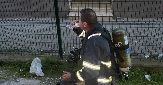 İtfaiye ekipleri bir yandan yangını söndürdü, bir yandan orucunu açtı