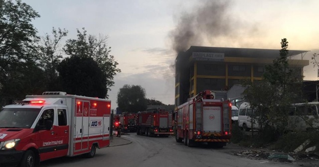 İzmir’de plastik fabrikasında çıkan yangın hasara neden oldu