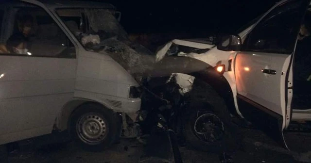 Kamyonetle minibüs çarpıştı: 2 ölü, 3 yaralı