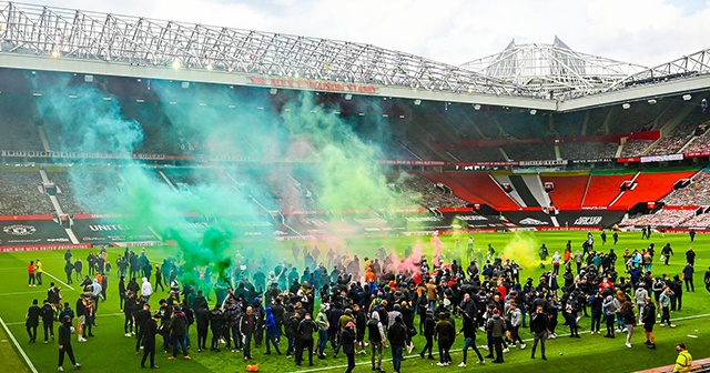 Manchester United taraftarları Old Trafford&#039;ta protesto düzenledi