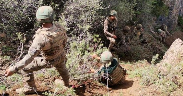 Mehmetçik zorlu arazi şartlarında terörist takibinde