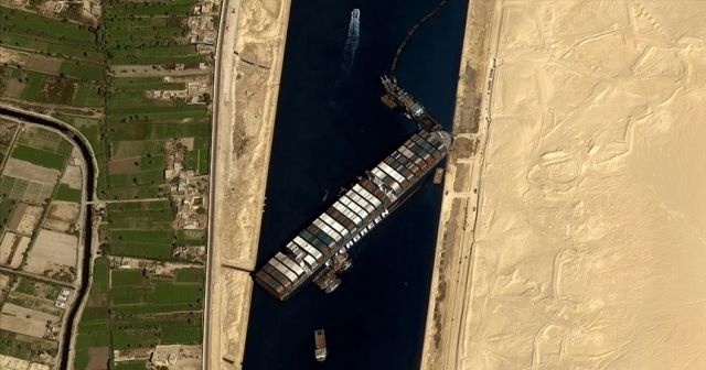 Mısır, Süveyş Kanalı&#039;nın tıkayan gemi için istediği tazminatı 550 milyon dolara indirdi