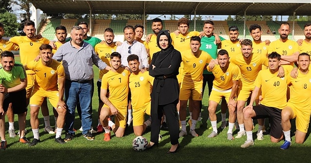 Profesyonel futbol liglerinin şampiyon kadın başkanı gururlu