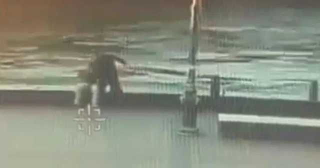 Sahilde oturan adamı denize atıp öldürdü
