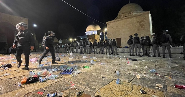 Son dakika: İsrail polisi Mescid-i Aksa’da cemaate saldırdı