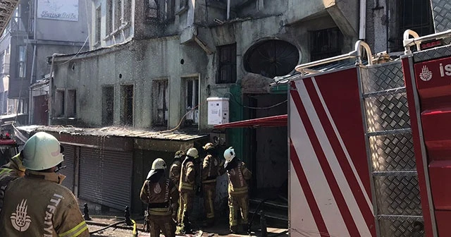 Süleymaniye Camii’nin yanındaki metruk bir binada yangın