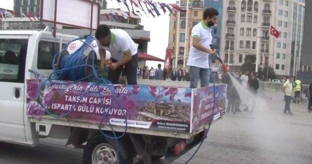 Taksim Camii çevresi gül suyuna bulandı