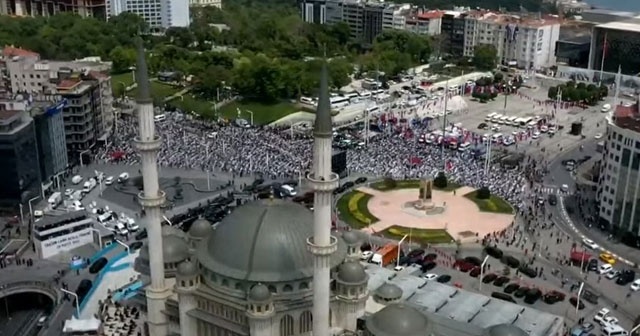 Taksim Camii ibadete açıldı: Kalabalık meydana taştı